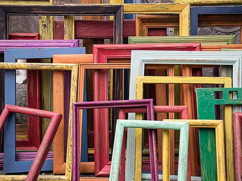 Alte Fensterrahmen in verschiedenen Farben