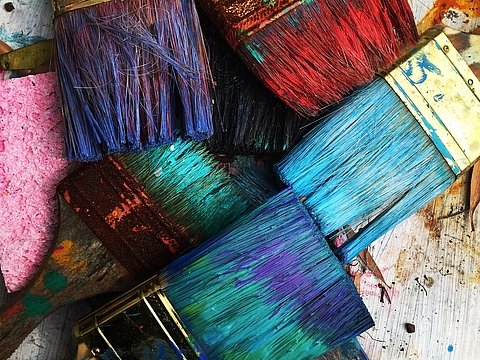 Pinsel voll bunter Farbe